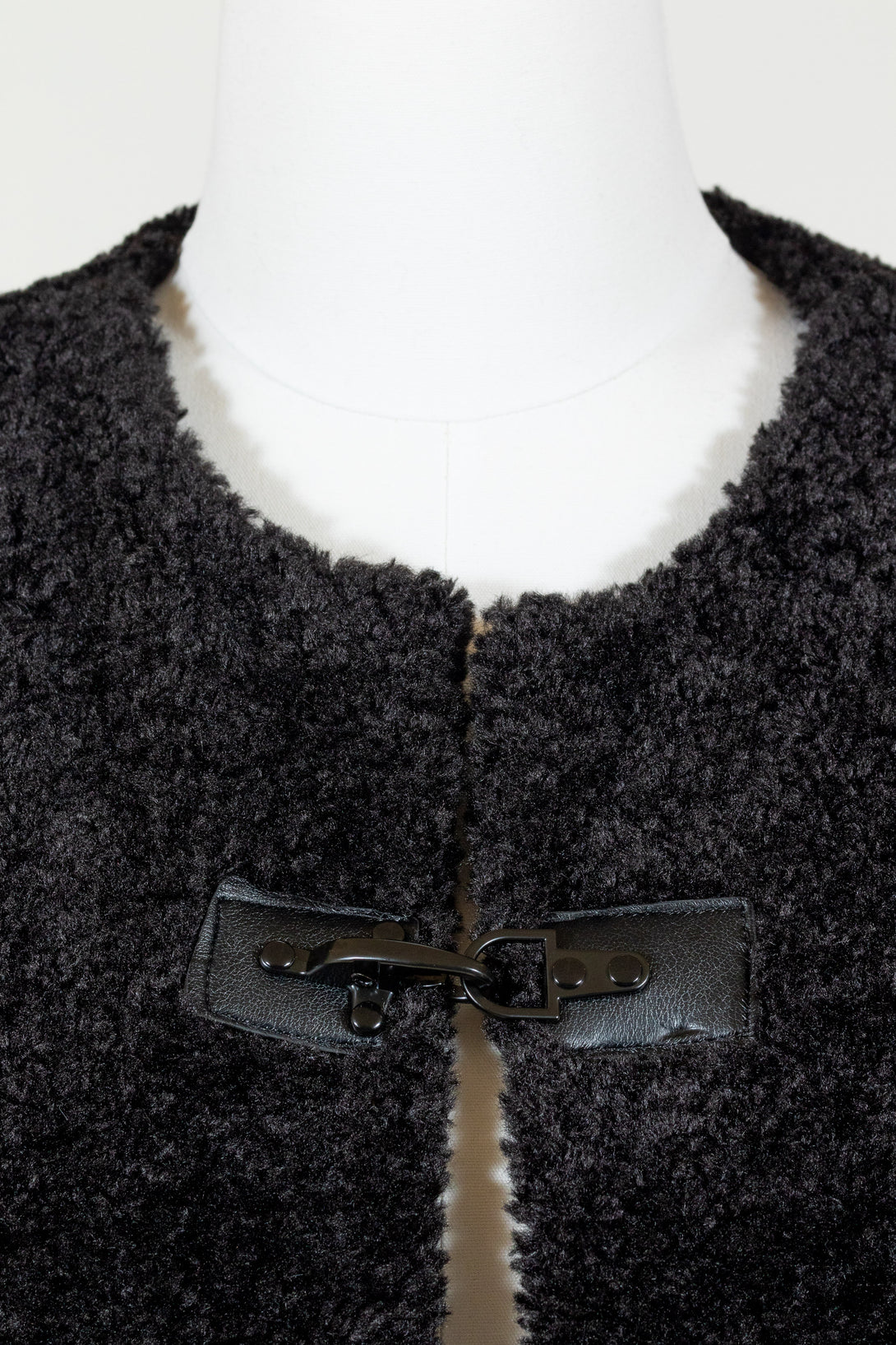 Capotae-Teisha-Vest-FauxFur-Black