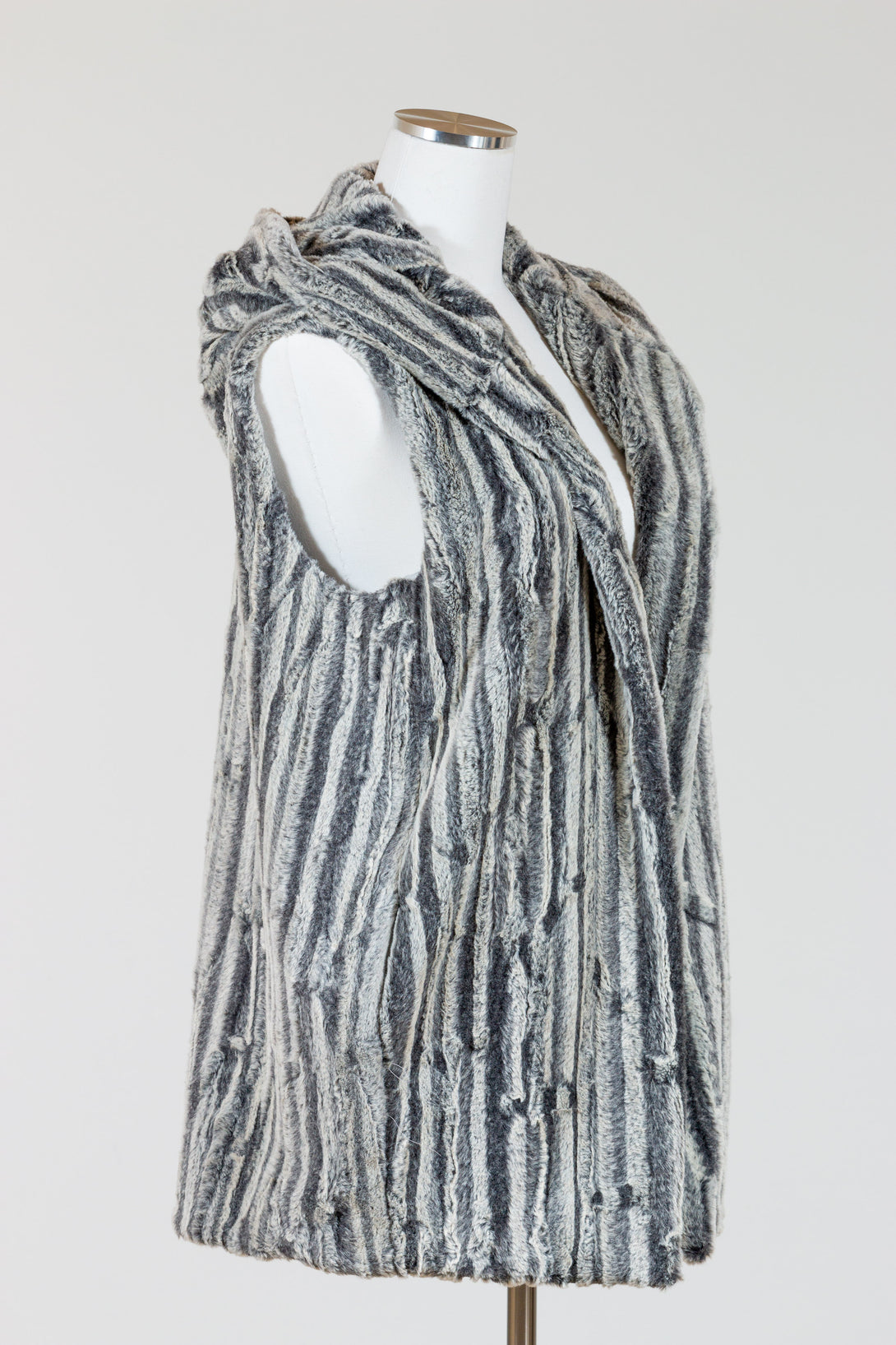 Capote-Lola-Hooded-Vest-FauxFur-SilverWave-Stripe