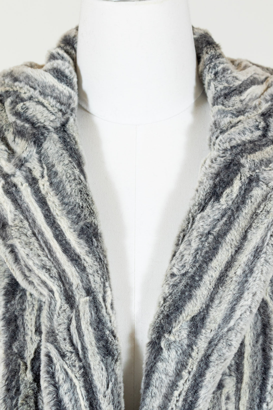 Capote-Lola-Hooded-Vest-FauxFur-SilverWave-Stripe