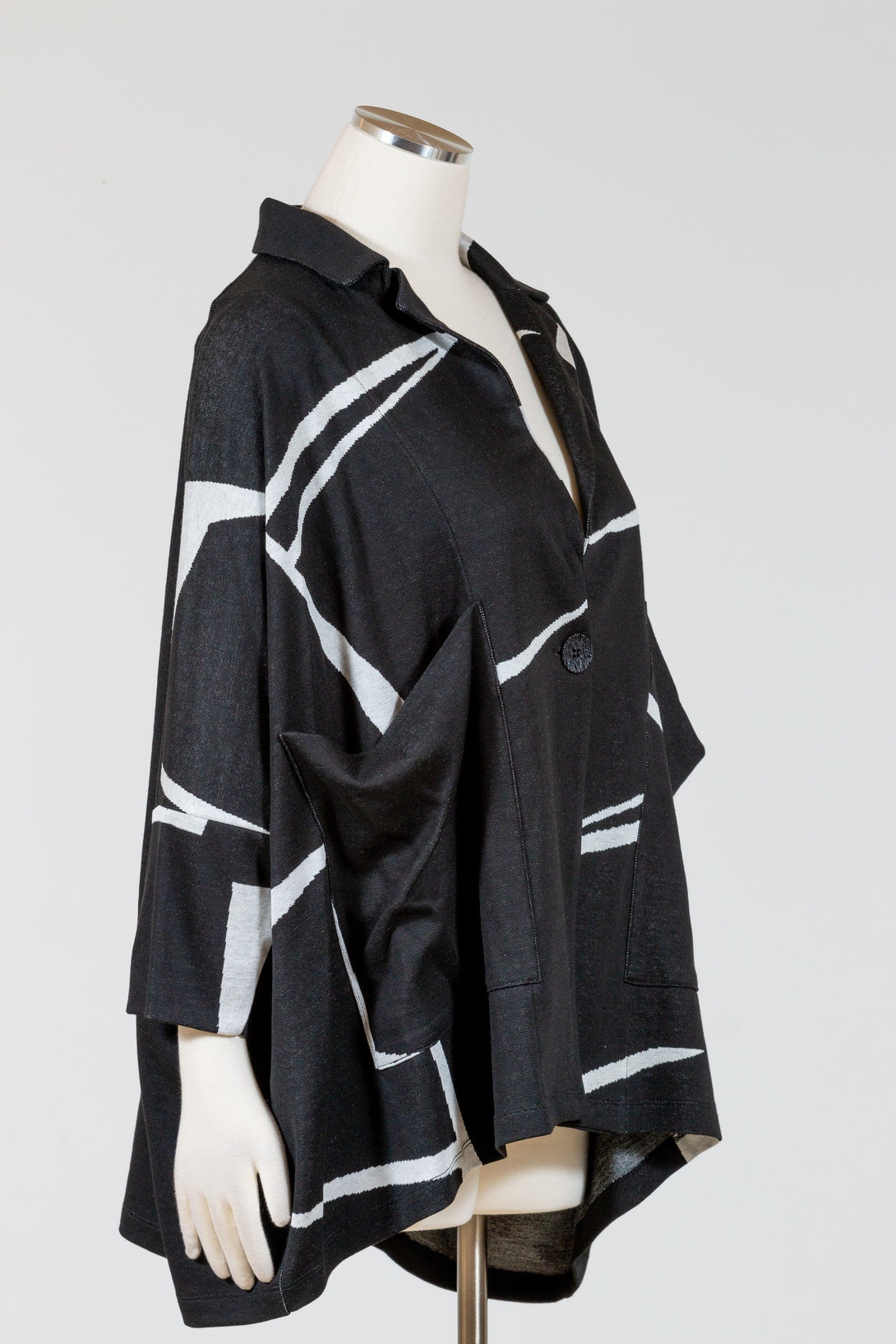 OzaiNKū-Clothing-Silvert-Jacket-Cardigan-Black-White