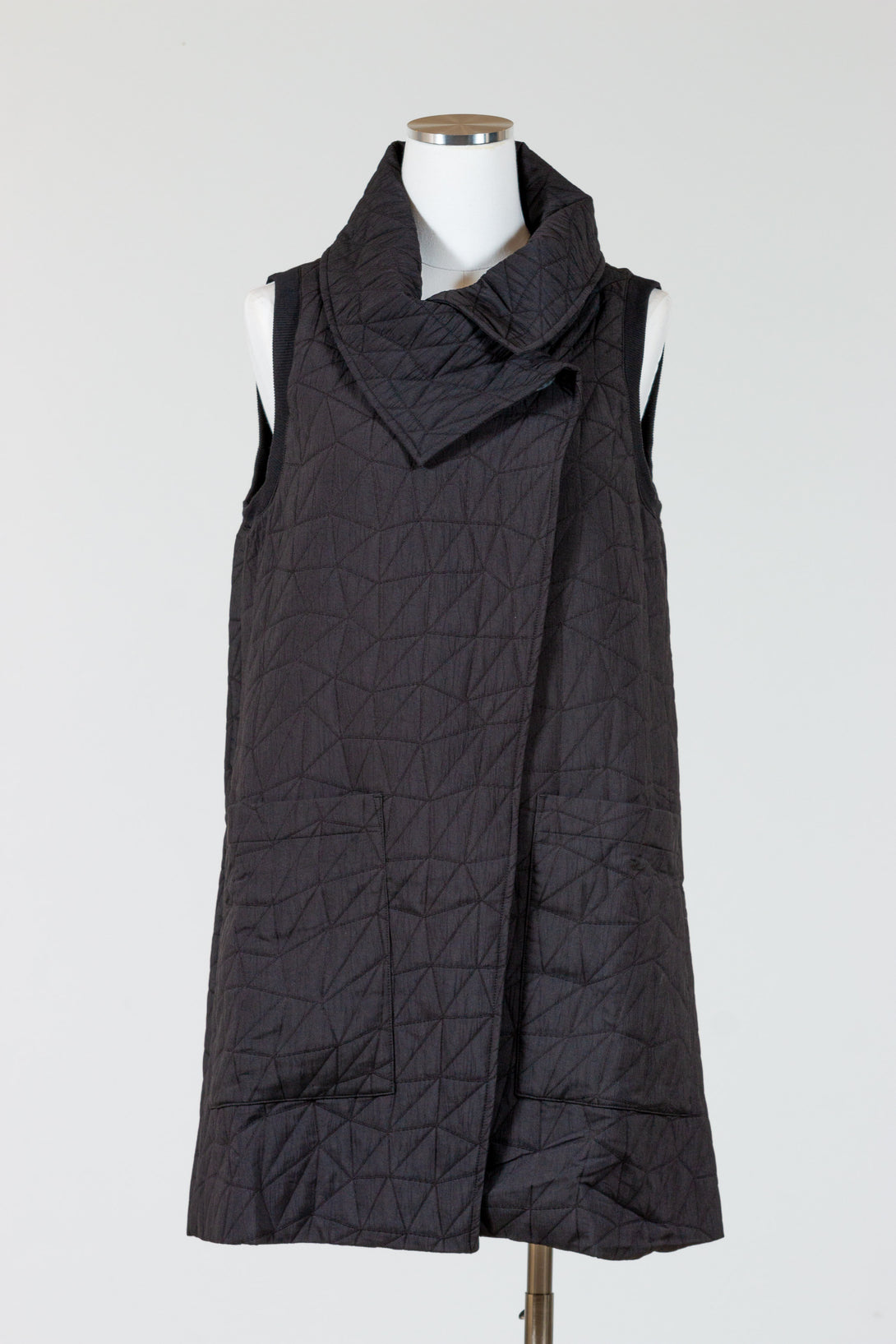 LIV-Habitat-Womens-Clothing-Kaleidoscope-Quilted-Pocket-Vest-Black