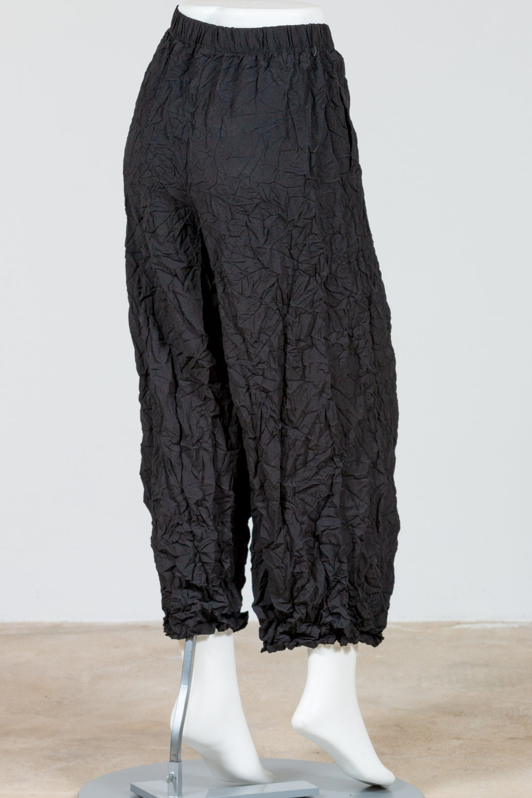 Liv by Habitat Easy Crop Pant (Crinkled CdC) {Black}